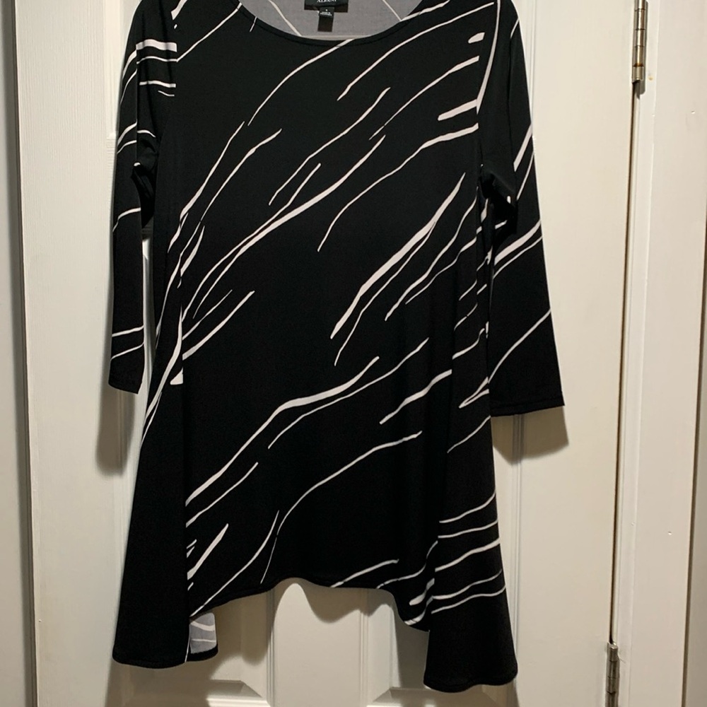 Alfani Black &White  Top blouse 3/4 sleeve. 94% polyester, 6% spandex..nwot